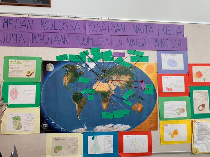 受付のそばにあるポスター。世界地図で示されている言語は、小学校に集う生徒が話すことのできる言語を示しています。インターナショナルです。