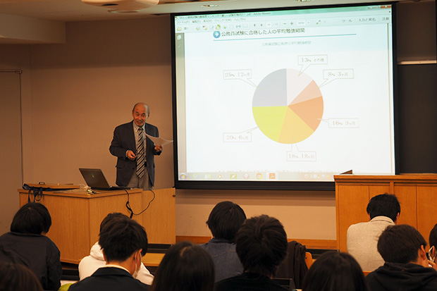 柴田武男先生から公務員の種類や国税専門官の仕事について、また公務員試験に合格した学生がどのくらい勉強していたか等も説明された。