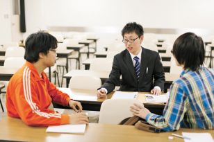 社会科教諭を目指して教育実習・採用試験を前に、同じ目標をもつ仲間と切磋琢磨しています(4年 赤松さん)