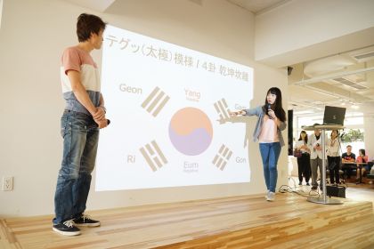 国旗(テグッキ/太極旗)を通じて、歴史的な由来、象徴的な意味などを流暢な日本語で発表した韓国の留学生