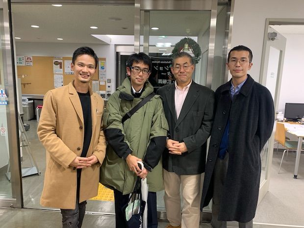 日本文化学科濱田教授を囲んで（左から吉原さん、柴田さん、濱田教授、松元さん）卒業生の皆さんありがとうございました！