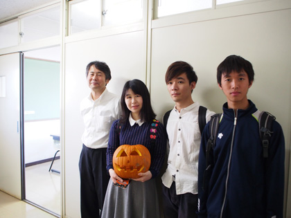 和田先生のグループ。愛嬌ある表情のかぼちゃです
