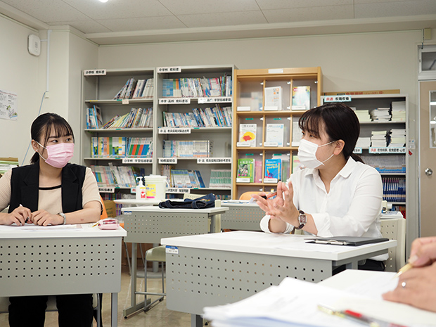 英語討論演習の様子。学生同士で良かった点、改善が必要な点などを出し合います。