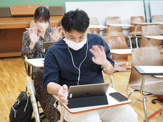 Zoomで小学生と交流をする学生達