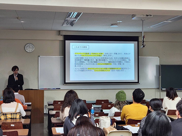 「燃えつき症候群やうつ病の予防」にこの研究が少しでも貢献できないかと研究意義を説明する学生の様子