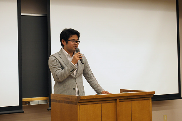 警察官採用試験に合格した近藤さん(政経4年)。絶就研メンバーとして後輩の就職相談にものっている。
