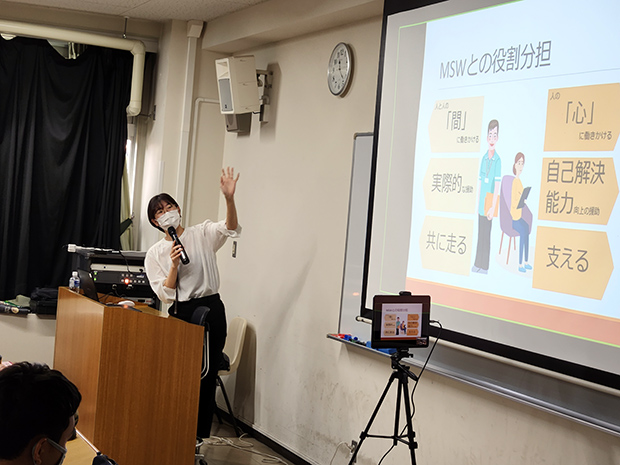 公認心理師と社会福祉士のサポートの仕方の違いについて説明する、吉田あずさ先生(臨床心理士・公認心理師)