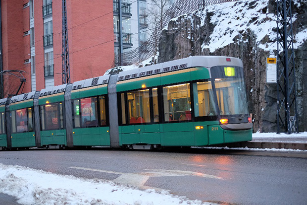 トラム（路面電車）が町中を走っています