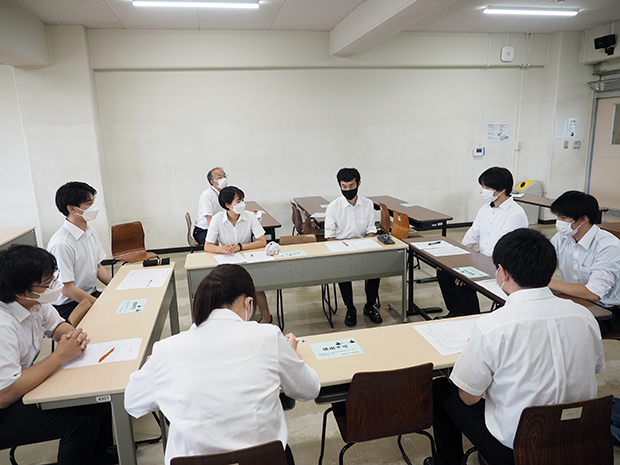 集団討論の模擬演習では、埼玉県の過去問題を使い、試験本番と同様のタイムスケジュールで行なわれていました。