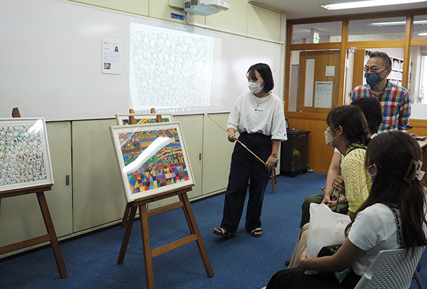 小林さん、柴﨑先生、展覧会参加者によるギャラリートークの様子