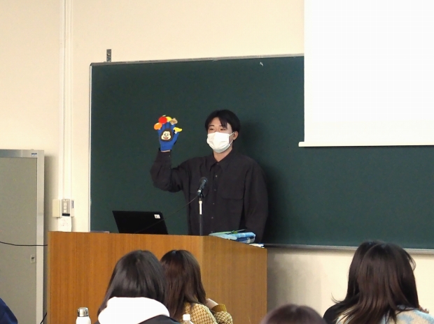実習で使用した手あそびなどを実演しました:幼稚園教育実習(副)の報告の様子
