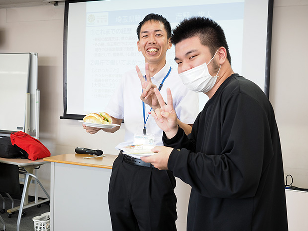 講演後の交流会でも、講師の松島氏に学生が質問していました