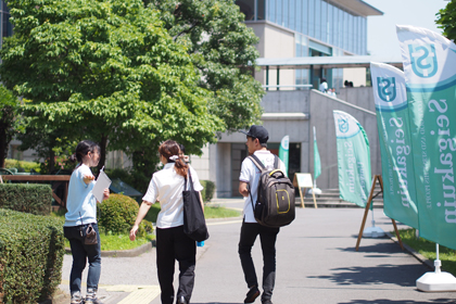 学生スタッフによるキャンパスツアー