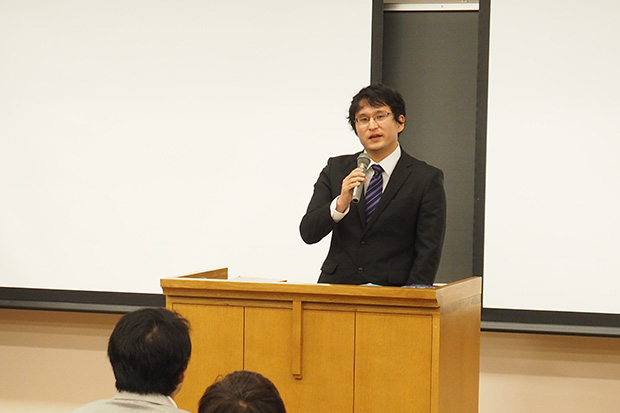 公務員試験に合格した向山さん(政経4年)。インターンシップの重要性と、読書をおすすめすると熱く語った。