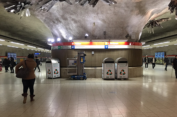 ヘルシンキの地下鉄は深い！地下鉄構内はとても広く、天井には世界各地の名前と方角が示されています。