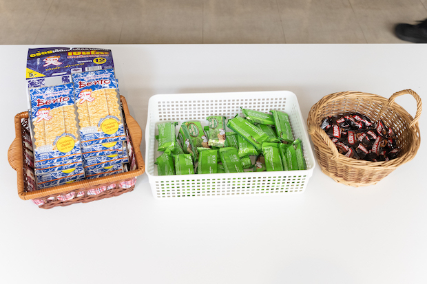 参加者に各国のお菓子（左からタイ、ベトナム、インドネシア）が配られました