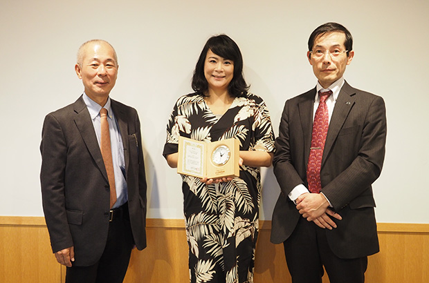 (左から)心理福祉学部長・古谷野教授、大橋教授、マツダ財団・井上紀文事務局長代理