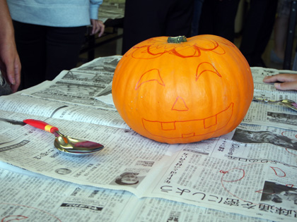 グループでデザインを決め、かぼちゃに下絵を描きます