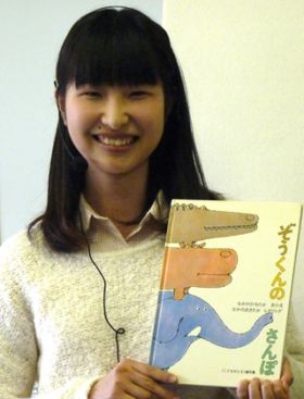 今回のパネルのもとになった絵本『ぞうくんのさんぽ(なかのひろたか作、福音館書店)』の表紙。今回の発表でも学生たちが真剣に見入ってくれ、最後に大きな水しぶきが上がるダイナミックなシーンが大ウケでした。(なお、刊行物の二次使用についての許諾を出版社から受けています)