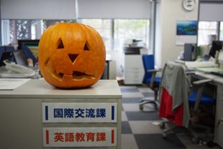 完成したかぼちゃをキャンパス内に置きました