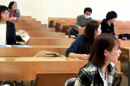 学科の先生方、後輩学生たちとの質疑応答や議論の場面も