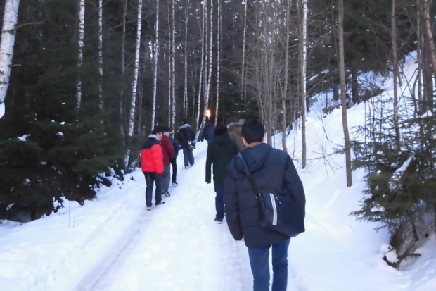 ホテルからバスで移動した後、細い雪道を徒歩で上って行きます。周囲は白樺の林が広がっています。