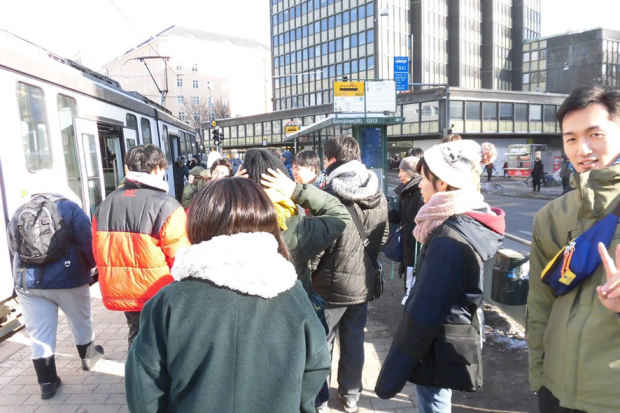 今回の移動方法も公共交通機関です。次の目的地に向かうトラム(路面電車)を待っている様子です。