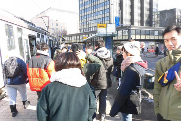 今回の移動方法も公共交通機関です。次の目的地に向かうトラム（路面電車）を待っている様子です。