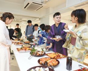 国際交流会では様々な国の文化を学び、食事を楽しみます