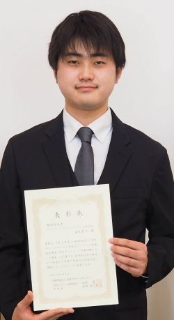 優秀レポートに採択された⾦久保仁さん（児童学科3年）