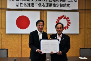 写真：姜学長と上田知事