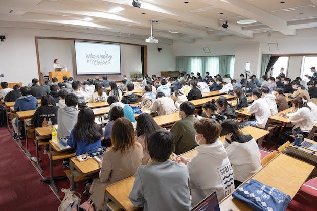 講演会にはおよそ100名の学生が参加しました