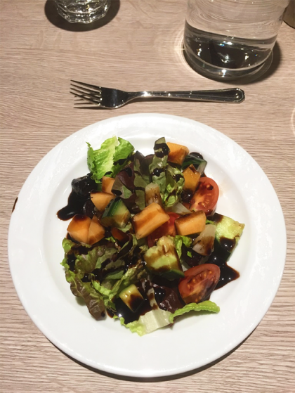 フィンランドでの最初の食事はホテルの夕食です。メロンやパイナップルが入ったサラダ(上写真)、かぼちゃスープ、サーモン(マッシュポテト添え)、ベリーパイというメニューでした。