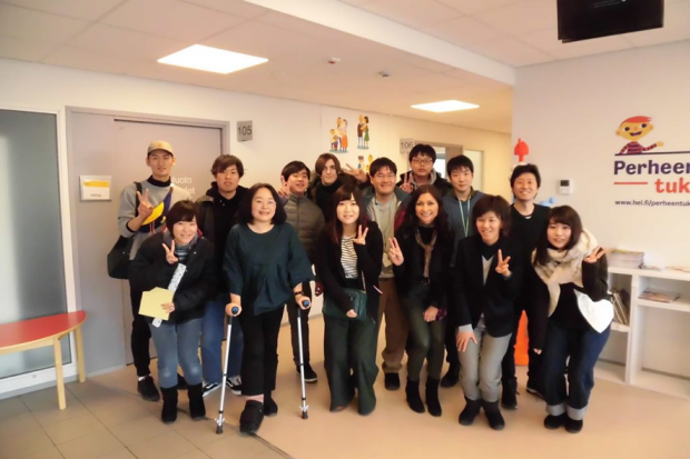 レクチャーをしてくださった職員(手前右から3人目)、通訳兼コーディネーター(手前左から2人目)の方と一緒に撮影した写真です。貴重な機会をありがとうございました。