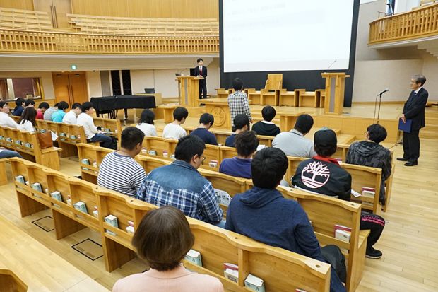 昨年の講演会の様子。各界の第一線に立つゲストスピーカーが講演します