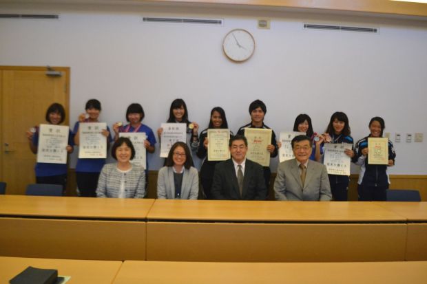 訪問した学生たちと、学長・教職員