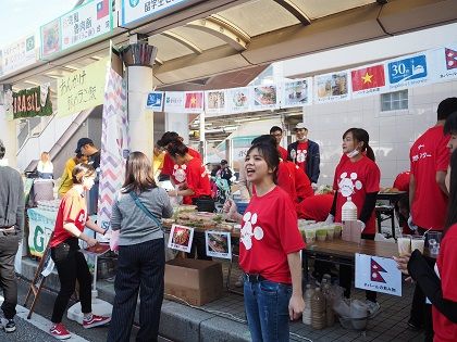 オリジナルTシャツを着て呼び込みをする留学生たち