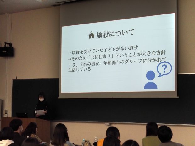 保育実習(児童養護施設)の報告の様子