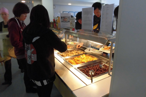 小学校の給食もビュッフェ形式です。生野菜、蒸したじゃがいも、ミートボールなどが並ぶ中、今日のおススメは「魚フライ(写真中央)」とのこと。ちなみに、小学生が好きな食べ物は、「ピザ」や「ハンバーガー」だそうです。