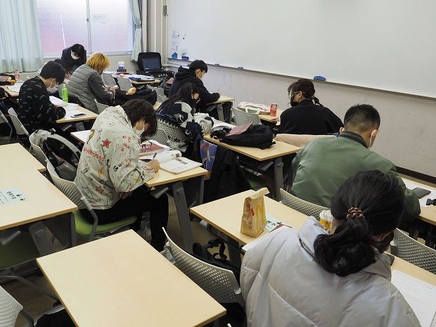 授業で出された問題を解く留学生