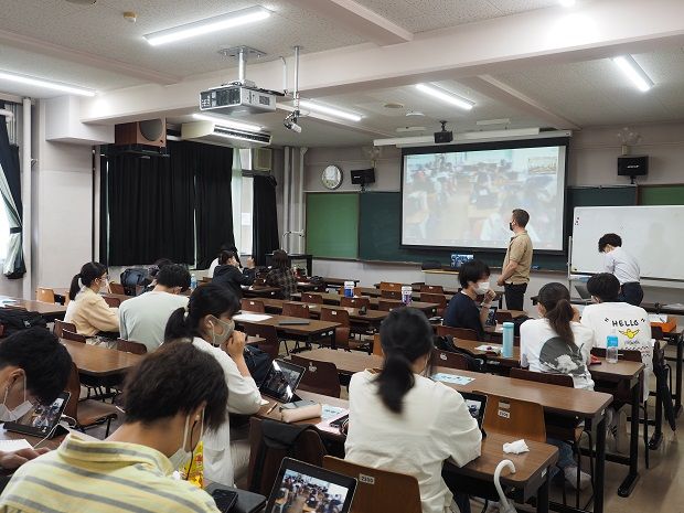 Zoomで小学生と交流をする学生達