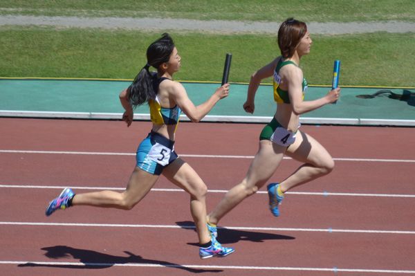 バトンをつなぎ2位となった女子4×400メートルリレー