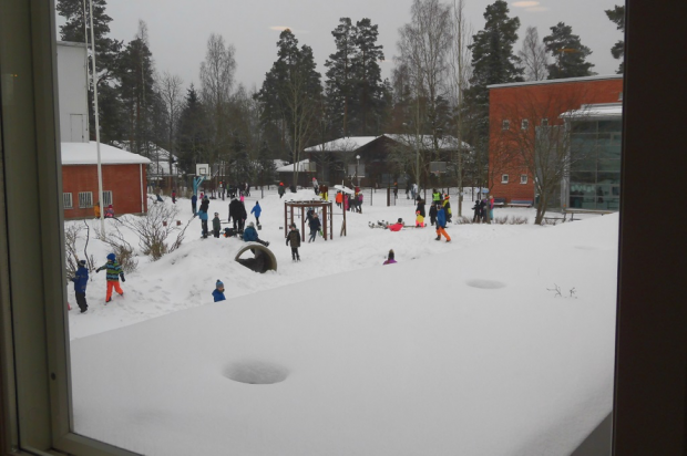 休み時間は雪が積もった校庭で元気に遊びます！「スーパーバイザー」と呼ばれる教員が子どもたちの遊びを見守っています。