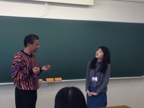 1日目、シアトルに留学した、欧米文化学科Hさんに先生から質問