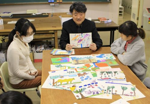 先ほどより、少し年齢が上の子どもたちが描いた絵。学生からは「背景がある」「リアルになってきた」という意見が。