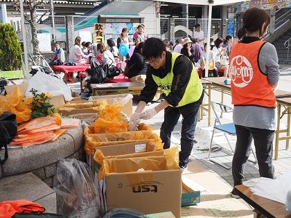 ゴミブースでの対応を地道にこなす学生