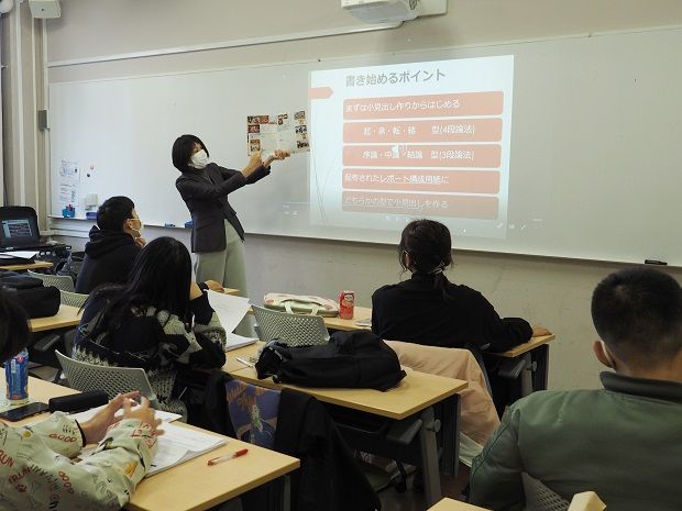 授業では公民と地理の教科書を用います