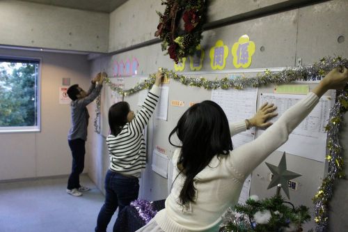 エレベーターホール掲示版にもクリスマスの雰囲気がでてきました。