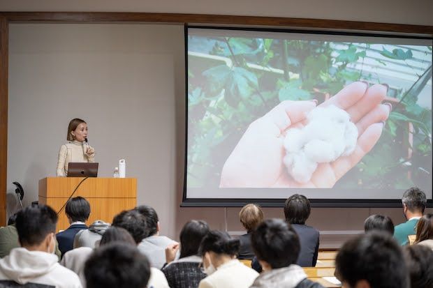 鎌田氏は、服が作られるプロセスを多くの人に知ってもらうために、綿花の栽培から服作りまでを参加者自身が体験する「服のたね」というプロジェクトも行っています