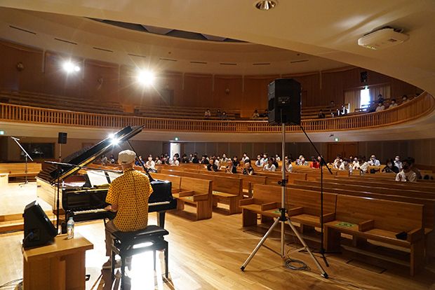 ピアノ弾き歌いの素晴らしい演奏に聴き入りました。